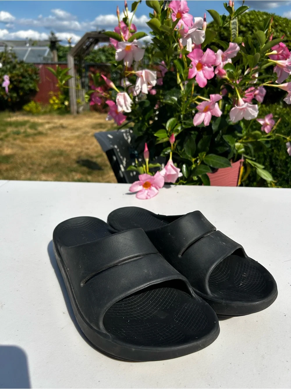 Oofoos Unisex’s Black Men's and Women’s Slide Sandals Size M9,W11